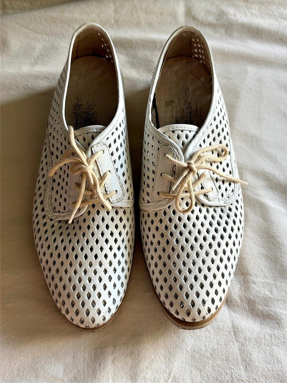 Leather Oxford shoes Perforated Lace-Up Flats in White & Brown